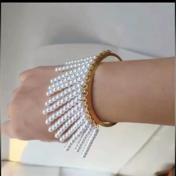 Luxurious Golden Pearl Fringe Bracelet - Picture 8 of 8